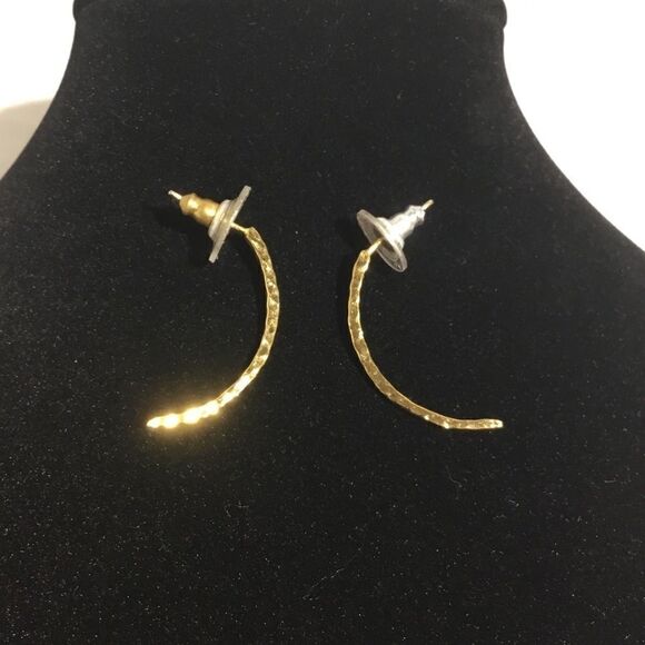 Hammered Gold Tone Curved Bar Earrings (G1) - Picture 4 of 4